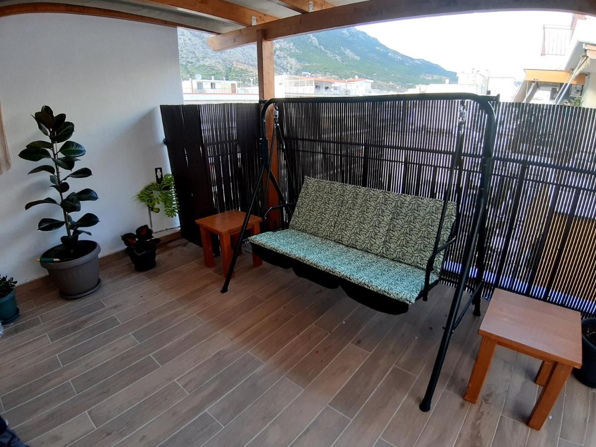Central Apartment Near The Beach With Huge Private Terrace لوتراكي المظهر الخارجي الصورة
