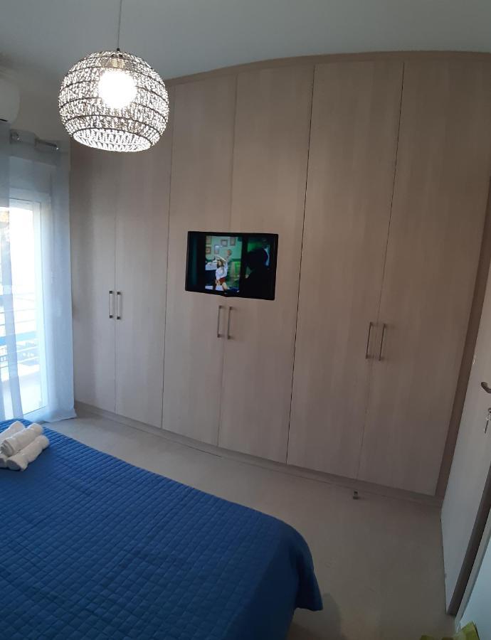 Central Apartment Near The Beach With Huge Private Terrace لوتراكي المظهر الخارجي الصورة