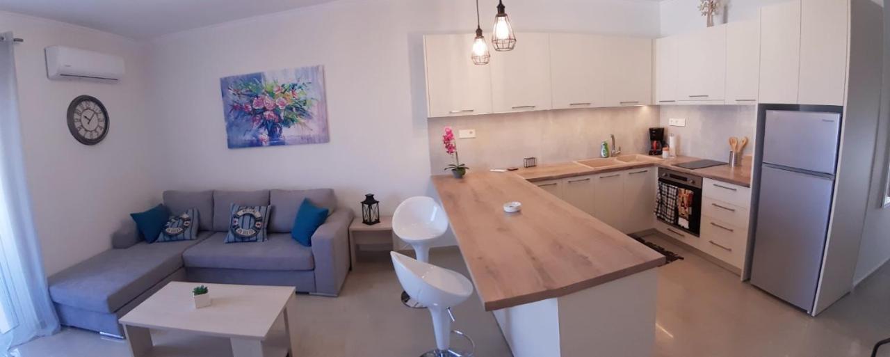 Central Apartment Near The Beach With Huge Private Terrace لوتراكي المظهر الخارجي الصورة