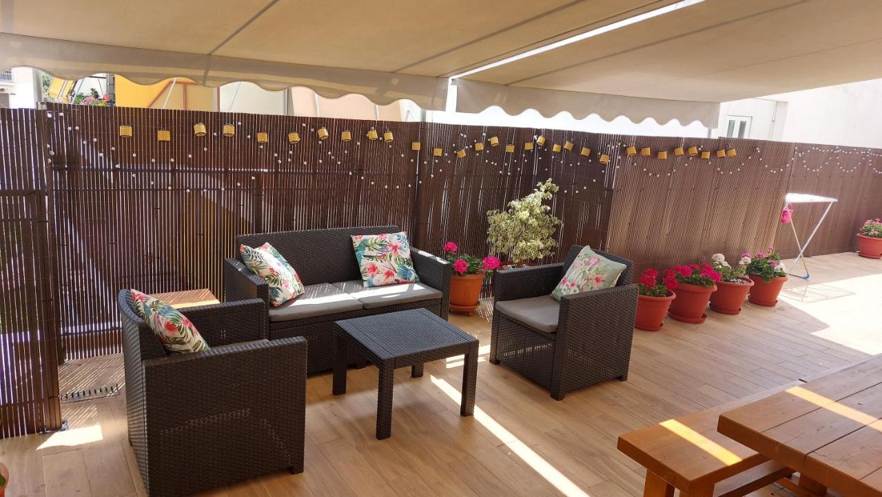Central Apartment Near The Beach With Huge Private Terrace لوتراكي المظهر الخارجي الصورة